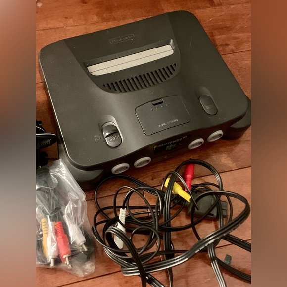 Nintendo 64 + 2 Controllers + 6 Games - Picture 12 of 12